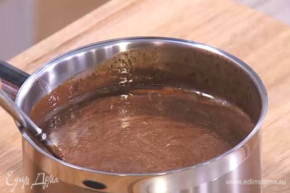 Растопленный шоколад со сливками снять с огня и, непрерывно перемешивая, влить яично-сахарную массу.