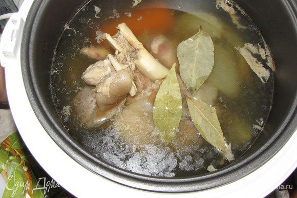 Готовить в режиме «суп» два часа. Затем добавить лавровый лист и готовить еще пол часа.