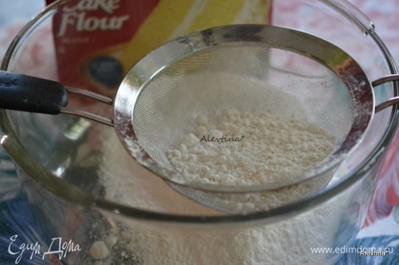 Форму смазать маслом. Разогреть духовку до 210°С. Муку тортовую просеять с разрыхлителем и солью, добавить мускатный орех.