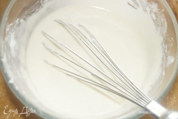 В молоке растворить соль, добавить яйцо и растительное масло, перемешать. Затем небольшими порциями всыпать всю муку, смешанную с разрыхлителем. Хорошо перемешать, получится довольно густая масса.