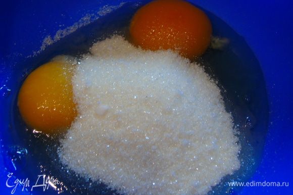 Для крема: к яйцам добавьте сахар и ванильный сахар.