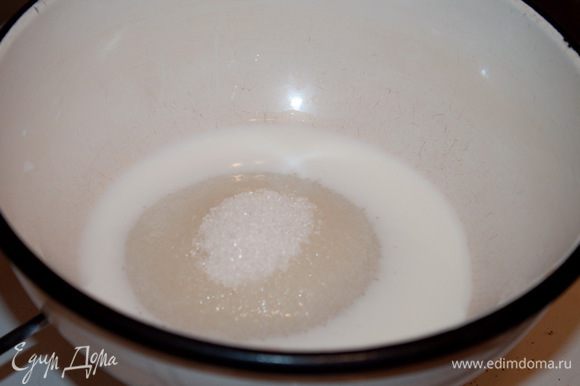 Далее готовим шоколадную глазурь: Сперва надо растопить сахар в молоке.