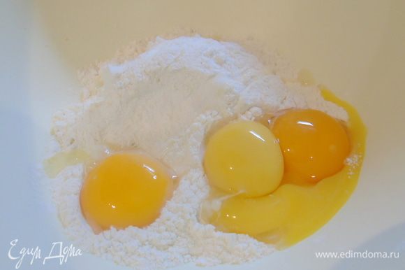 Яйца разделите на белки и желтки. Муку просейте, добавьте желтки.