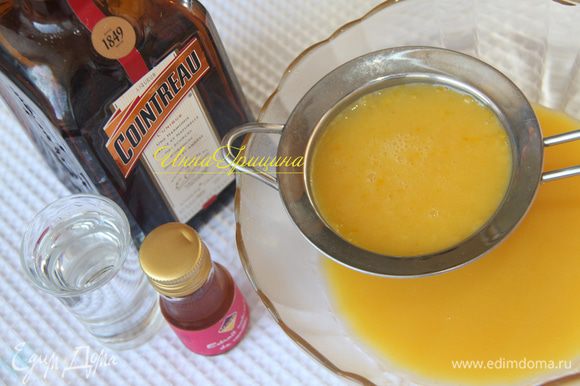 Цитрусовый крем процедить через сито, добавить апельсиновый ликёр и ванильный экстракт.