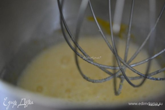 Разогреть духовку до 180°C. Застелить квадратную форму пищевой фольгой. Смазать маслом. Растопить на медленном огне сливочное масло и капли шоколадные. Перемешать и дать остыть. В миксере смешать яйца, сахар и ванильный экстракт на медленной скорости.