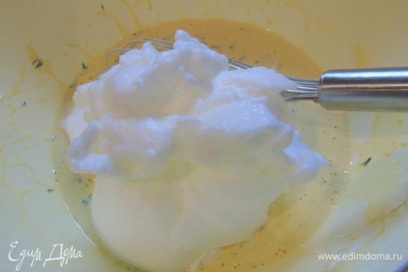 Введите белки в тесто, перемешиваем. Консистенция выходит не очень жидкая, если хотите очень тонкие блины, разведите тесто молоком или же ряженкой.