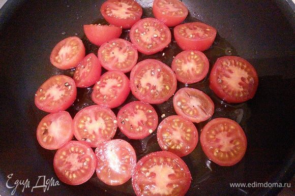 Помидоры черри или просто мелкие помидорки разрезать на половинки, уложить в форму для запекания, полить оливковым маслом, посолить и поперчить. Включить духовку на разогрев до 175°С.