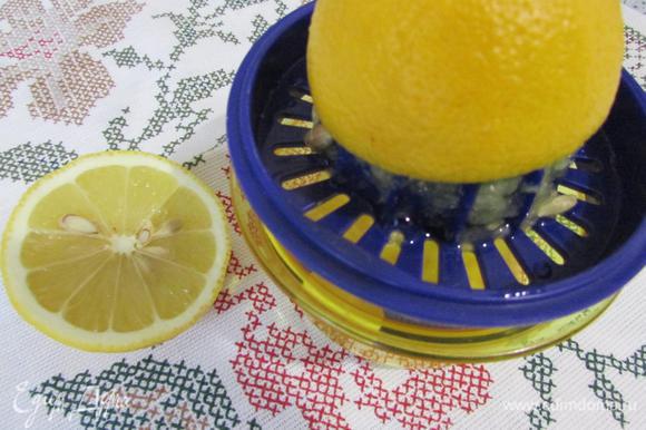 Лимонный сок, уксус, соль добавить к общей массе.