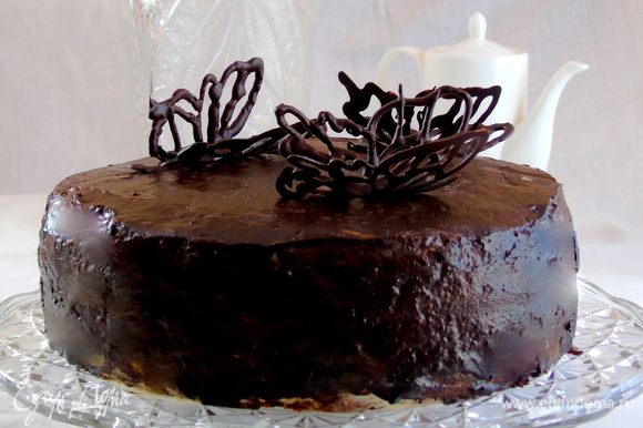 Снимаем шоколадных бабочек и украшаем торт!!!