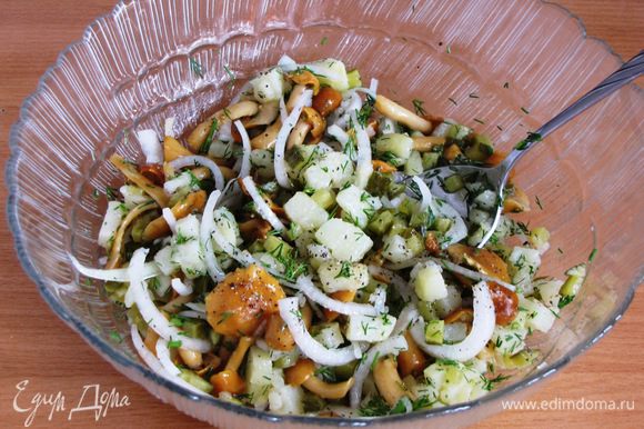 Салат с солеными грибами и картофелем