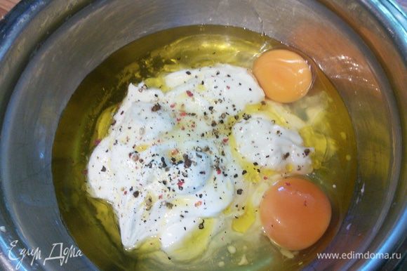 Яйца, йогурт, масло, соль, перец, чеснок и зелень соединить в миске и взбить венчиком.