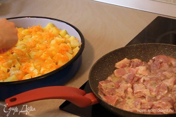 Пока жарится мясо, на картофель выкладываем натертую сырую морковь 1 (одну) штучку.