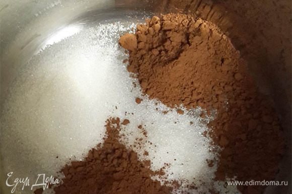 Когда печенье готово и немного остынет — варим глазурь. Насыпаем в кастрюльку сахар и какао. Наливаем масло.