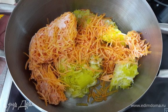 Лук-порей нарезаем полукольцами, морковь натираем на крупной терке. В кастрюлю добавляем оливковое масло и овощи, слегка обжариваем или тушим до мягкости. У меня лук и морковь замороженные. Это очень удобно. Заранее натираю много моркови и нарезаю лук-порей. Раскладываю по пакетам, но не горкой, а большими тонкими брикетами. Потом просто достаю заморозку, отламываю нужный кусок овощей и использую для приготовления супа, рагу и т.д.
