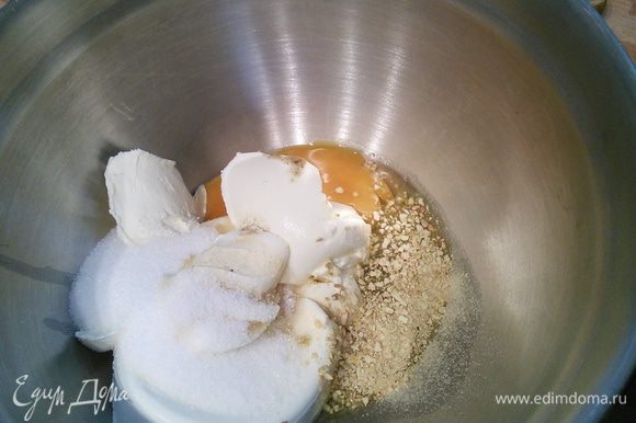 Для сливочного крема смешать все ингредиенты, кроме крахмала. Взбить венчиком до однородной консистенции.