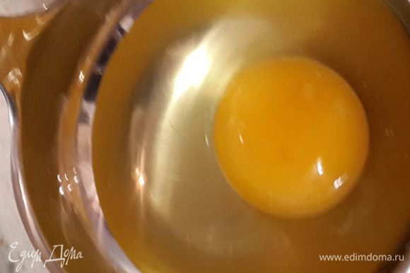 Когда оладьи пожарятся варим яйца-пашот. Для этого кипятим в кастрюльке много воды (чтобы сантиметров 7 глубины было). Кидаем соль (количество зависит от количества воды). В чашу половника аккуратно разбиваем яйцо.