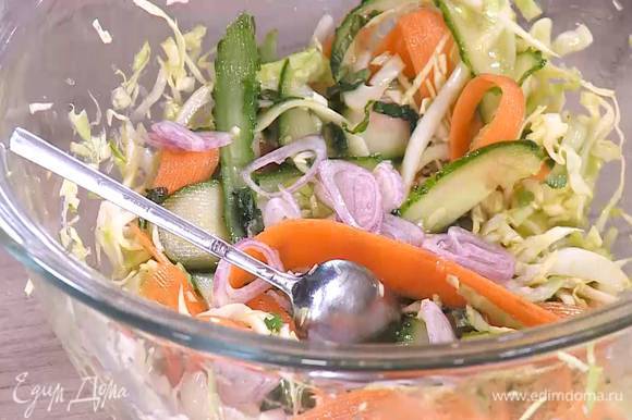 В салат добавить базилик, замаринованный лук вместе с уксусом и все перемешать.
