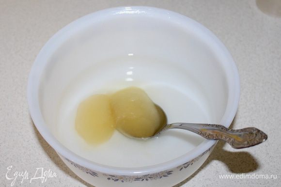 В теплой воде растворите мед, сахар и соль.