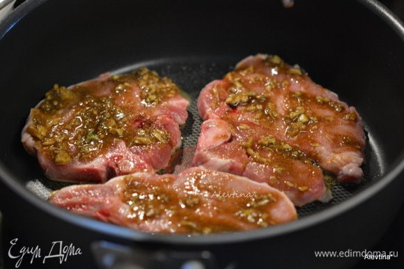 Разогреть сковороду с оливковым маслом 2 ст.л. Свиные котлеты смазать с 2х сторон приготовленной пастой. Обжарить с обеих сторон на среднем-медленном огне до готовности.