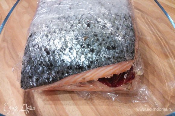 Накрыть досточкой и поставить на неё груз. В таком виде лосось отправить в холодильник на 4-5 дней.
