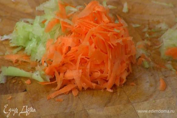 Морковь почистить и натереть на крупной или мелкой терке.