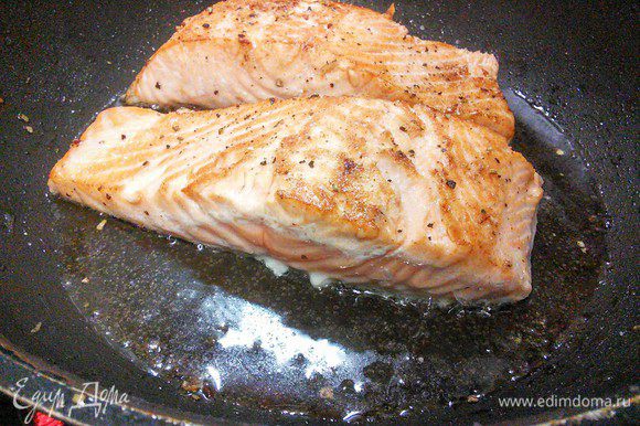 Разогреть духовку до 180°С. Лосось посолить и поперчить. Разогреть масло на сковороде и обжарить лосось сначала со стороны филе в течении 3-4 мин, перевернуть рыбу на сторону кожи и запекать в духовке в течении 10 мин.
