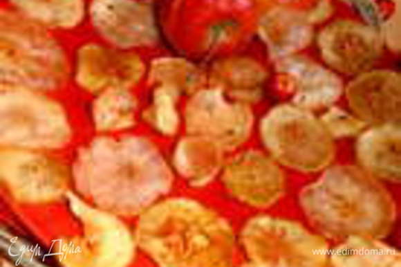 А это яблочные дольки в карамели,очень вкусные,готовить можно круглый год, как и морковные и имбирные сладости: http://www.edimdoma.ru/retsepty/51433-yablochnye-chipsy-dlya-ukrasheniya-piroga-i-ne-tolko