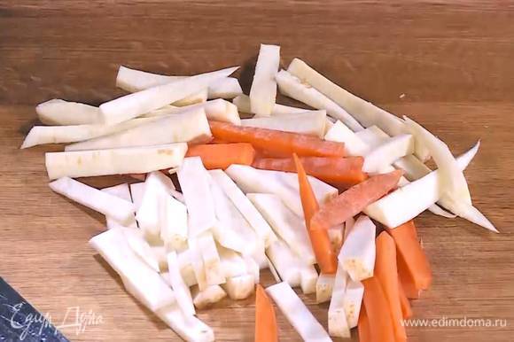 Сельдерей, пастернак и морковь почистить и нарезать тонкими длинными брусочками.