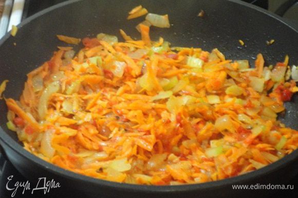 Лук мелко нарежьте и обжарьте на растительном масле до золотистого цвета. Морковь натрите на терке, чеснок измельчите и добавьте все к луку, потушите еще 2-3 минуты. Добавьте 2 ст. ложки кетчупа ( у меня кутчуп собственного приготовления) и потушите в течение 1 минуты.