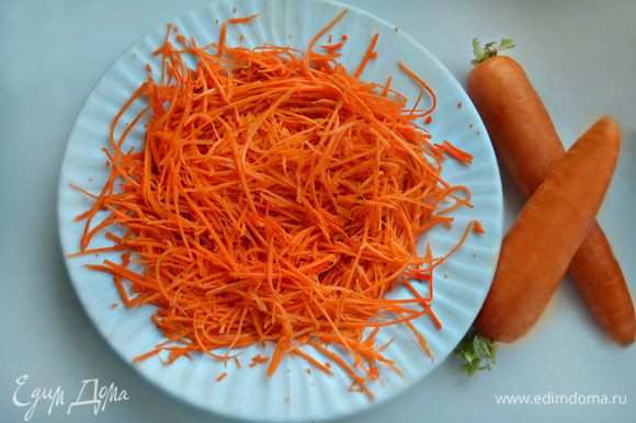 Морковь промойте, почистите и тонко натрите с помощью терки для корейской моркови.