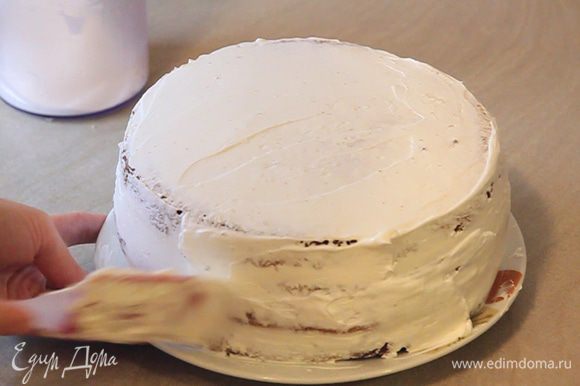 В конце оставшийся крем распределяем по всей поверхности торта.