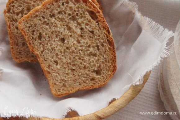 Хлеб получается мягкий, немного рассыпчатый, с тонкой хрустящей корочкой.