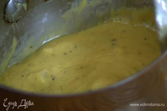 Приготовить дижонский соус: сливочное масло и чеснок поместить в небольшую кастрюлю и растопить на медленном огне, затем добавить горчицу, соль, перец и все перемешать.