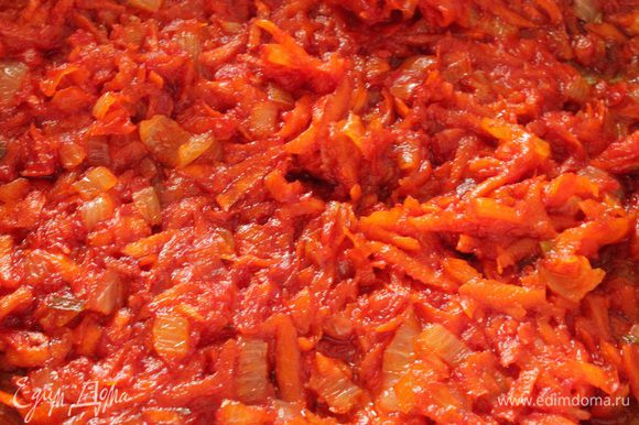 Обжарить на растительном масле сначала лук до прозрачности, добавить морковь, помешивая обжаривать еще минуты 3-4, добавить томатную пасту, соль, сахар, помешивая обжарить еще 2 минуты.