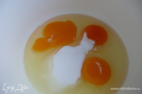 Яйца, соль, сахар, ванильный сахар взбить венчиком или миксером.