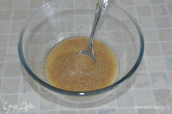 В отдельной миске смешать растительное масло, апельсиновый сок и заваренное льняное семя.