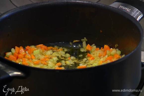 Приготовить соус: разогреть в тяжелой большой сковороде оливковое и сливочное масло и обжарить лук и чеснок. Когда лук станет прозрачным, добавить морковь и сельдерей, перемешать и обжаривать все 3‒5 минут на медленном огне, затем добавить карри и все перемешать.