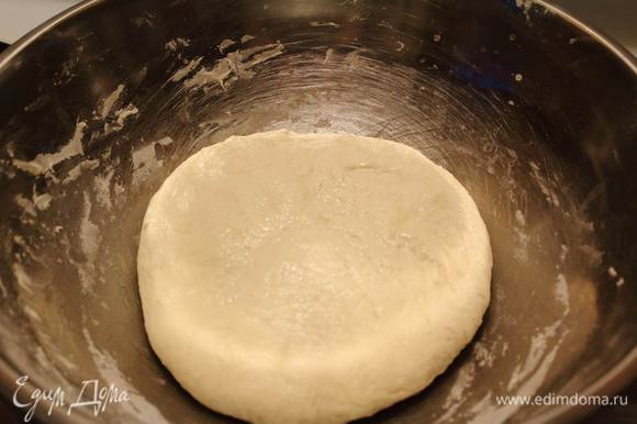 Минут через 10-15 просеиваем муку, соль и вторую чайную ложку сахара и замешиваем тесто. Смазываем тарелку и тесто маслом, накрываем пленкой и ставим в теплое место на 1,5-2 часа на расстойку.