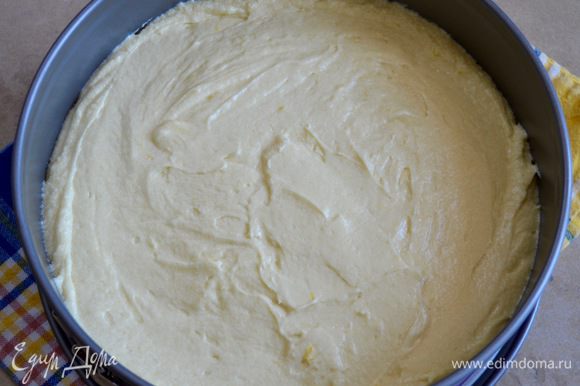 Выложить тесто в форму для выпечки (26 см) и разровнять. Выпекать в разогретой до 180°C духовке около 30 минут.