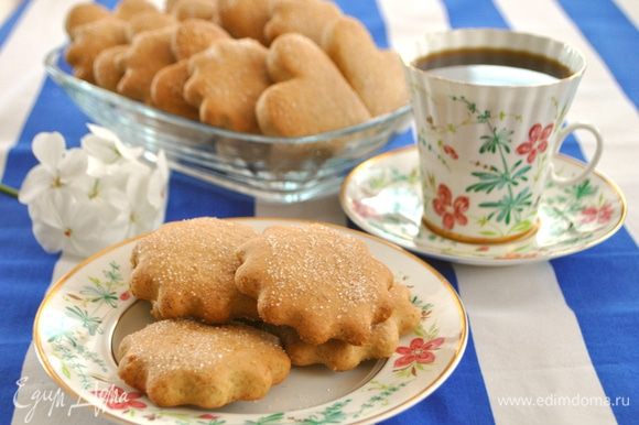 Печенье получается ароматное, мягкое и в тоже время тягучее. Раньше я такого печенья не пробовала, поэтому трудно описать или привести сравнение.