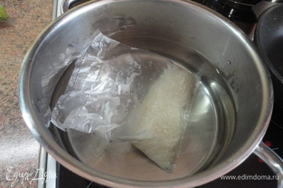 Помещаем его в кипящую подсоленную воду и оставляем вариться на 20-25 минут. Не надо следить, чтобы не сбежала вода, не надо помешивать, чтобы рис равномерно проварился. Можно спокойно заняться овощами.
