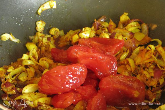 Через 3-5 минут добавляем томаты.