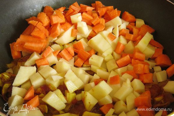 Пока все жарится моем и нарезаем картофель и морковь, кладем на сковородку, обжариваем 5 минут.