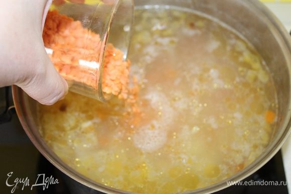 Овощи переложить в кастрюлю, залить кипятком, довести до кипени, затем добавить чечевицу. Варить пока овощи не будут готовы, посолить, поперчить по вкусу.