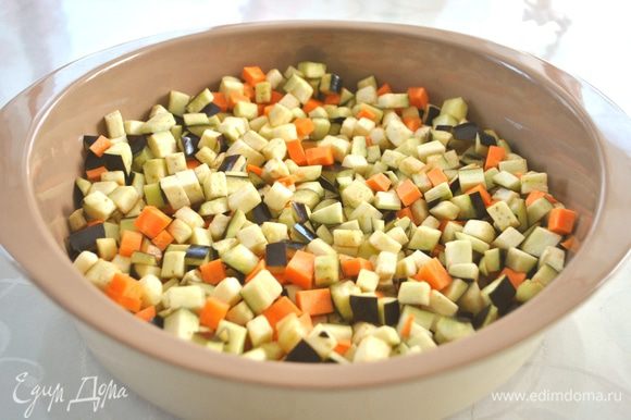 Параллельно с этим запекаем овощи. баклажаны с морковью режем кубиками 1х1 см. Смешиваем с маслом. Отправляем в разогретую до 180°C духовку. Примерно через 10 мин. духовку открыть и перемешать овощи.