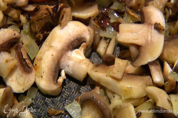 Воду, в которой замачивались лесные грибы, слить и сохранить, грибы мелко порезать, добавить в сковороду и обжаривать пару минут.