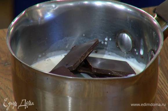 Сливки влить в кастрюлю, прогревать до появления первых пузырьков, затем добавить шоколад и растопить его.