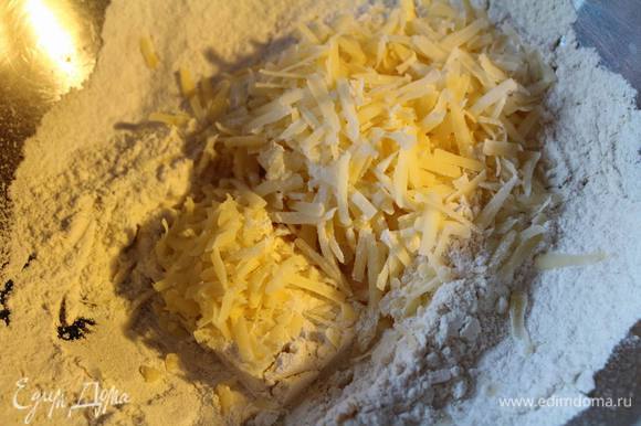 Добавить натертый сыр, оставив немножко для верхушки.