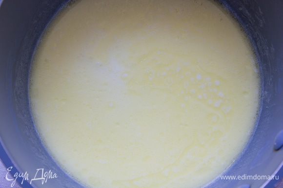 В сотейнике прогрейте молоко со сливочным маслом на среднем огне, пока масло не растает.