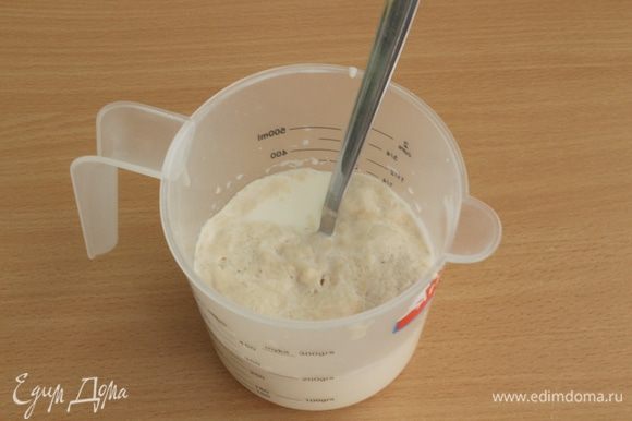 В теплом молоке с небольшим количеством сахара развести дрожжи и оставить на некоторое время до появления дрожжевой шапочки.